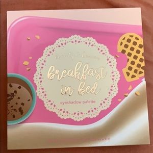 Beauty Bakerie eyeshadow palette